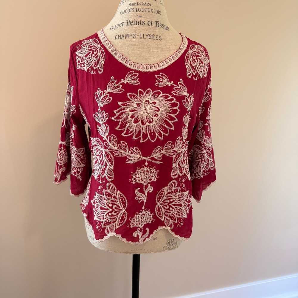 Solitaire Women's Fuscia with White Floral Embroidery Size M